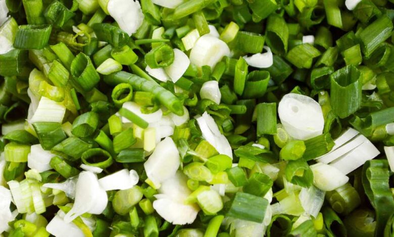 How to cut green onions diagonally